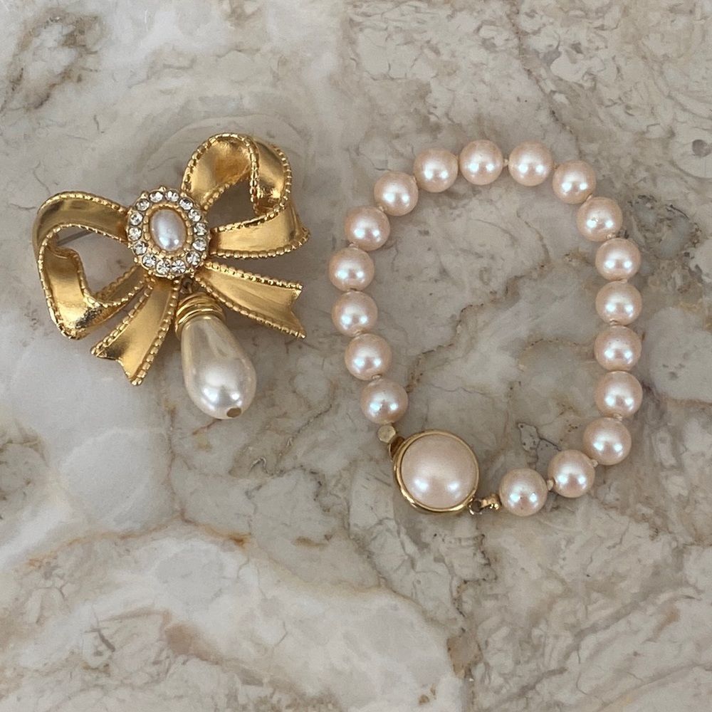 Vintage Gold Tone Pearl Necklace & Brooch Set